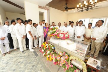 Celebs Pay Condolences to C Narayana Reddy